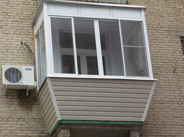 Выносное остекление балкона для увеличения полезной площади.