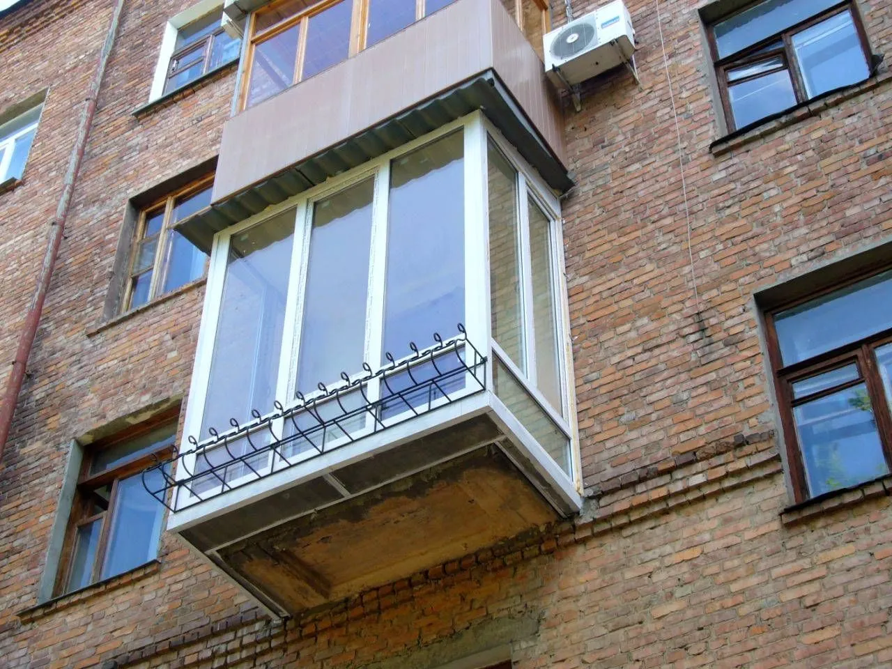 Установка выносного остекления для создания дополнительного места на балконе.